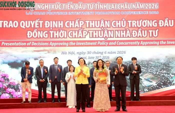 Bí thư Trung ương Đảng, Phó Thủ tướng Chính phủ Phạm Thị Thanh Trà và Ủy viên Ban Chấp hành Trung ương Đảng, Bí thư Tỉnh ủy, Chủ tịch HĐND tỉnh Lai Châu Lê Minh Ngân trao các Quyết định chấp thuận chủ trương đầu tư đồng thời chấp thuận nhà đầu tư cho các doanh nghiệp, nhà đầu tư.