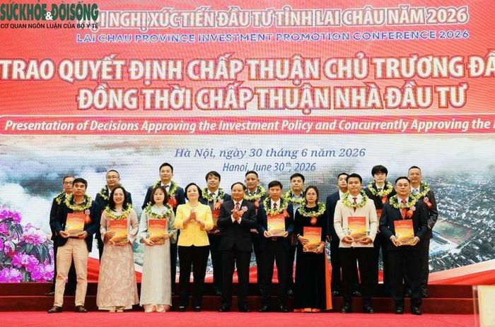 Bí thư Trung ương Đảng, Phó Thủ tướng Chính phủ Phạm Thị Thanh Trà và Ủy viên Ban Chấp hành Trung ương Đảng, Bí thư Tỉnh ủy, Chủ tịch HĐND tỉnh Lai Châu Lê Minh Ngân trao các Quyết định chấp thuận chủ trương đầu tư đồng thời chấp thuận nhà đầu tư cho các doanh nghiệp, nhà đầu tư.
