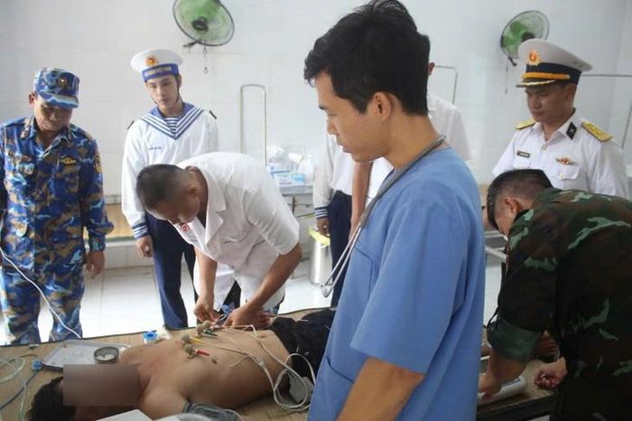 Quân y trên đảo cấp cứu cho ngư dân Lâu.