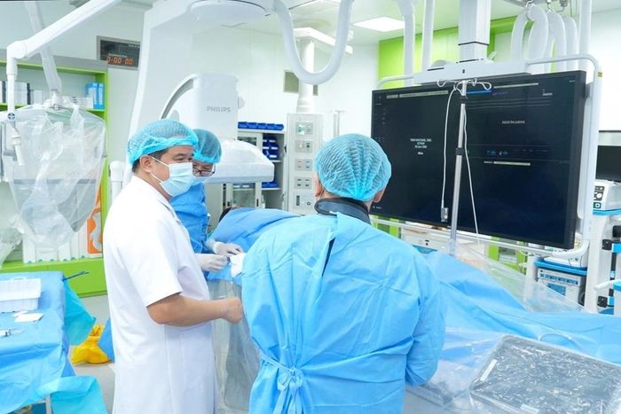 PGS.TS Đào Xuân Cơ trực tiếp có mặt tại phòng can thiệp, theo dõi ca cấp cứu (Ảnh: Thành Dương).