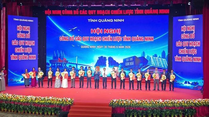 Tỉnh Quảng Ninh trao quyết định chấp thuận chủ trương đầu tư, giấy chứng nhận đăng ký đầu tư cho 18 dự án.