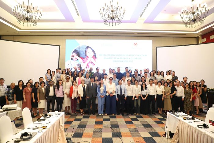 TS. Lê Đức Luận, Thứ trưởng Bộ Y tế và TS. Angela Pratt, Trưởng đại diện WHO tại Việt Nam cùng các đại biểu tại hội nghị.