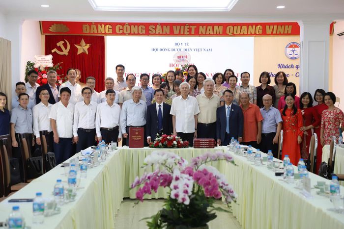 Thứ trưởng Nguyễn Tri Thức và các các chuyên gia, các thành viên tham gia vào quá trình soạn thảo, hình thành Dược điển Việt Nam VI.