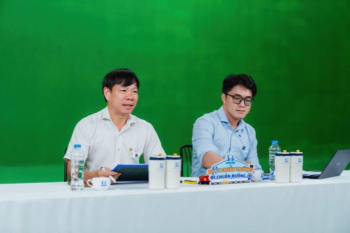  Tiến sĩ Nguyễn Trung Nhân (bên trái) chia sẻ tại ngày hội tư vấn tuyển sinh - hướng nghiệp trực tuyến năm 2026 "Chọn chuẩn trường, đi chuẩn đường" do hệ thống giáo dục Hocmai tổ chức. Ảnh: BTC cung cấp 