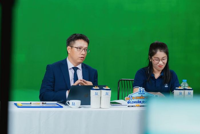  Thạc sĩ Cù Xuân Tiến (bên trái) bật mí: “Sở hữu tư duy liên ngành và khả năng làm chủ công nghệ chính là tấm vé vàng lọt vào mắt xanh của mọi nhà tuyển dụng.” 