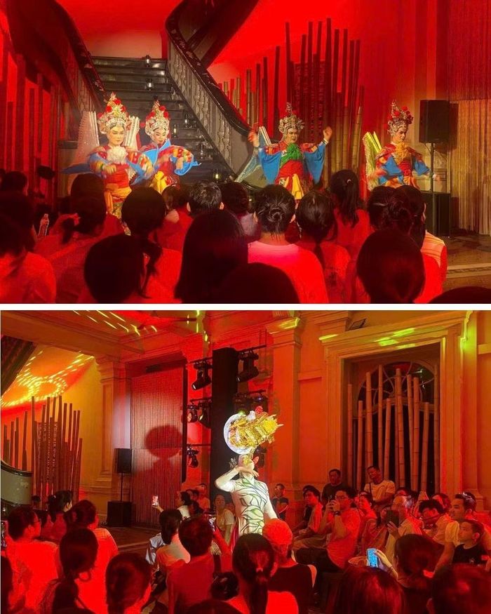 Đông đảo du khách tập trung tại sân khấu trung tâm để thưởng thức chương trình nghệ thuật. (Ảnh: Bảo tàng Thành phố Hồ Chí Minh)