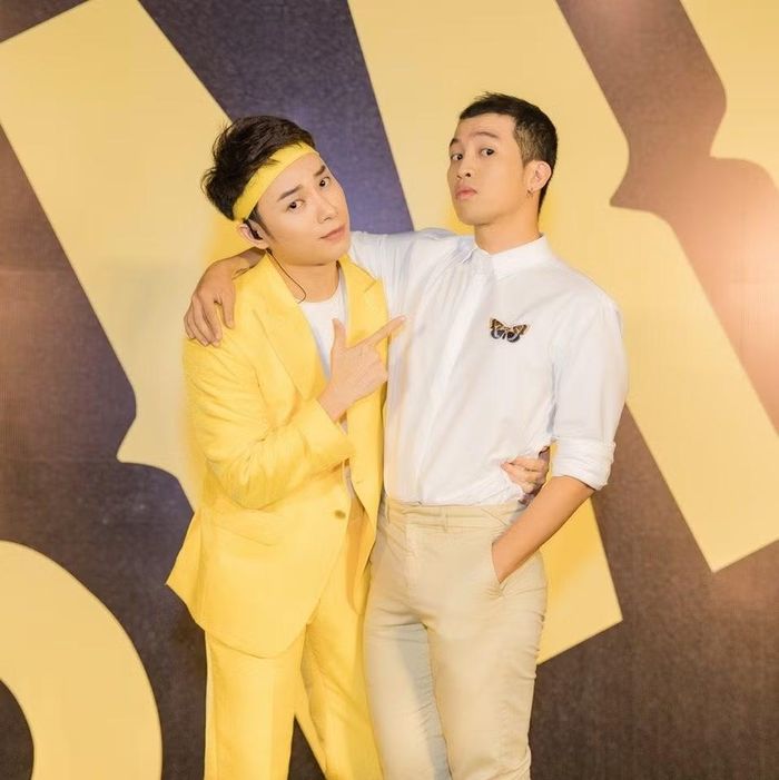 Mew Amazing được công chúng ưu ái gọi là "phù thủy âm nhạc" với tư duy sáng tác độc đáo, châm biếm xã hội sắc sảo và ca từ bắt tai.