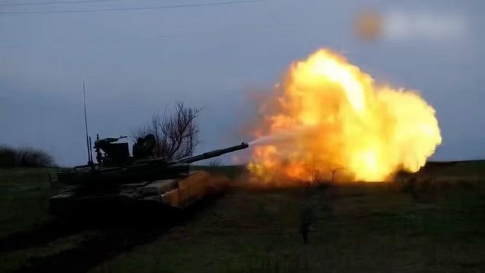 Nói về phiên bản T-90 cơ sở, ông lưu ý: "Xe tăng này được phát triển vào những năm 1990. Tuổi thọ của nó ít nhất là 50 năm, các quân nhân Nga vận hành phiên bản cải tiến T-90M đánh giá nó rất hiệu quả trong các nhiệm vụ chiến đấu".