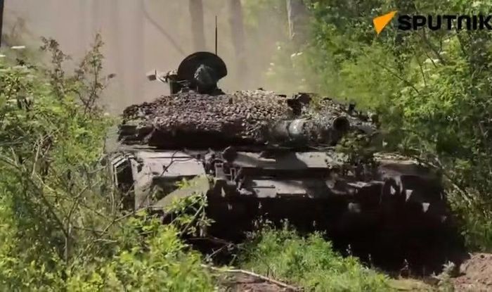 Khả năng chống máy bay không người lái của T-90M đã được mở rộng nhờ việc tích hợp hệ thống phòng thủ chủ động đầu tiên của Nga là Arena-M vào cuối năm 2024.