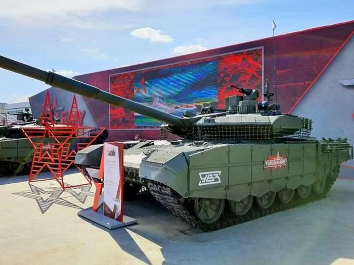 Điều này đặt ra câu hỏi liệu việc phát triển T-14 có nên tiếp tục hay không, song song với các khoản đầu tư lớn vào việc mở rộng đáng kể quy mô sản xuất của T-90M lên phiên bản T-90M1 Ryvok-1.