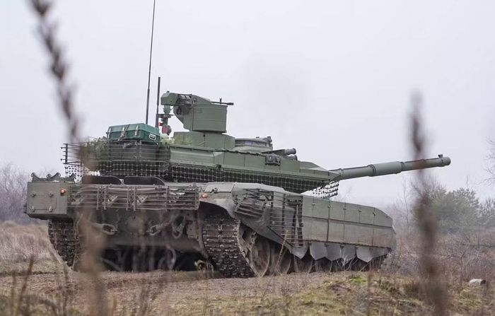 "T-90 là một loại xe tăng nổi tiếng, nó đã trở nên mạnh mẽ hơn và được bảo vệ tốt hơn: quá trình hiện đại hóa vẫn đang tiếp diễn. Chiếc xe tiếp tục được cải tiến. Những chuyên gia của chúng tôi đang nâng cấp trang thiết bị dựa trên những thách thức mới đến từ chiến tuyến".