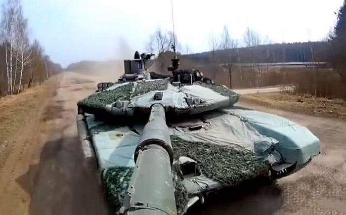 Vị thế của T-90M là xe tăng mạnh nhất trong biên chế của Nga phần lớn là do sự thất bại của chương trình phát triển T-14 Armata, vốn chưa bao giờ được đưa vào biên chế.