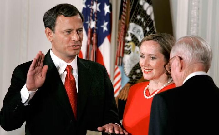 Trong phán quyết, Chánh án Tòa án Tối cao Mỹ, ông John Roberts, khẳng định trẻ em sinh ra trên lãnh thổ Mỹ, kể cả khi cha mẹ đang cư trú bất hợp pháp hoặc chỉ lưu trú tạm thời, vẫn thuộc phạm vi tài phán của Mỹ và được công nhận là công dân ngay từ khi chào đời theo Tu chính án thứ 14.