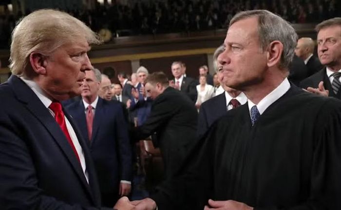 Hồi tháng 4/2026, ông Trump đã trực tiếp tham dự phiên tranh tụng tại Tòa án Tối cao về vấn đề này. Đây được xem là động thái hiếm gặp đối với một tổng thống đương nhiệm.