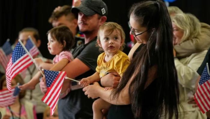 Trong nhiều năm, ông Trump cùng các đồng minh nhiều lần chỉ trích quy định này, cho rằng nó đang bị lợi dụng và cần được siết chặt.