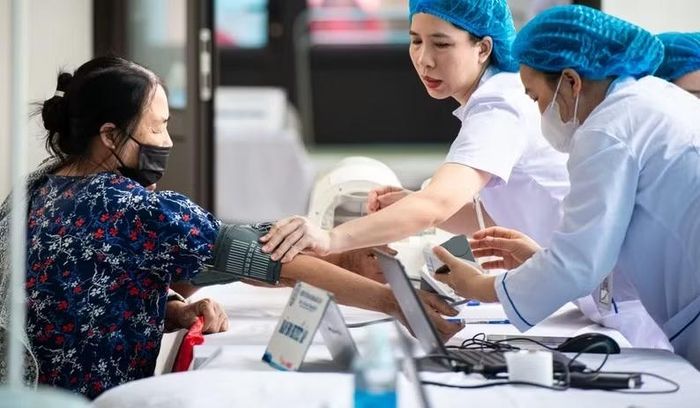 Người dân được thực hiện nhiều danh mục khám như đo huyết áp