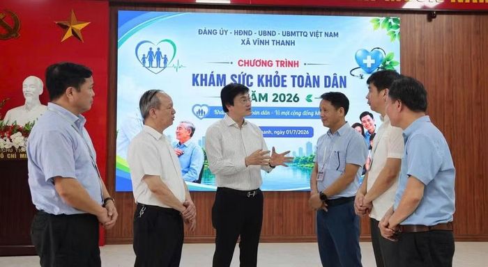 TS.BS Nguyễn Trọng Diện, Giám đốc Sở Y tế Hà Nội kiểm tra thực tế công tác khám sức khỏe cho người dân xã Vĩnh Thanh tại điểm khám bệnh Nhà văn hóa thôn Cổ Điển, xã Vĩnh Thanh