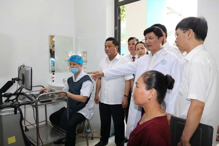 Phó Giám đốc Sở Y tế Hà Nội Vũ Cao Cương đã có mặt tại Trạm Y tế Mê Linh để kiểm tra công tác khám chữa bệnh cho người dân