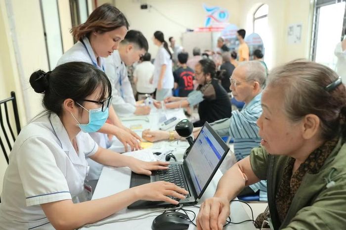 Người dân cung cấp thông tin để được khám sức khỏe miễn phí
