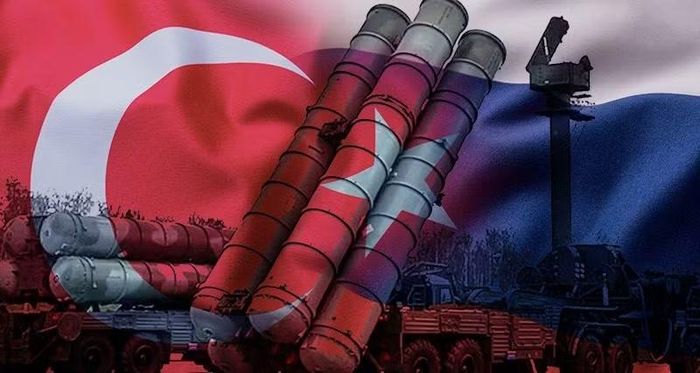 Năm 2019, trong nhiệm kỳ tổng thống đầu tiên của ông Trump, Mỹ đã loại Thổ Nhĩ Kỳ khỏi chương trình F-35, bất chấp Ankara đang cung cấp hơn 1.000 bộ phận và linh kiện khác nhau cho các máy bay chiến đấu này, bao gồm cả linh kiện khung thân và động cơ.
