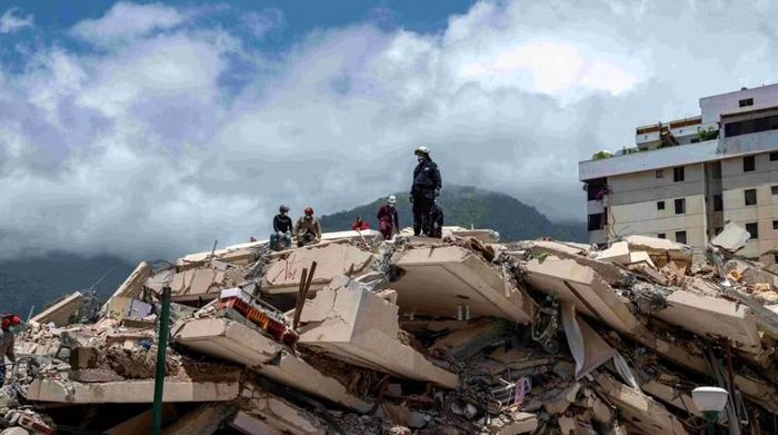 Theo giới chức Venezuela, hai trận động đất mạnh 7,2 và 7,5 độ xảy ra liên tiếp ngày 24/6 đã khiến 1.943 người thiệt mạng và 10.571 người bị thương.