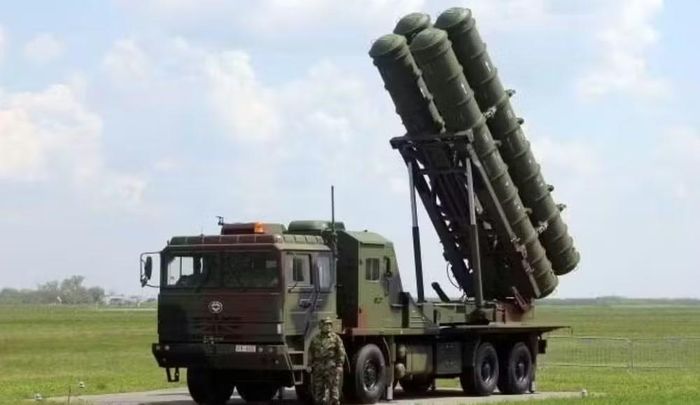 Về tính năng, hệ thống tên lửa phòng không HQ-9 được thiết kế để đánh chặn máy bay, tên lửa hành trình, máy bay không người lái và một số loại tên lửa đạn đạo.