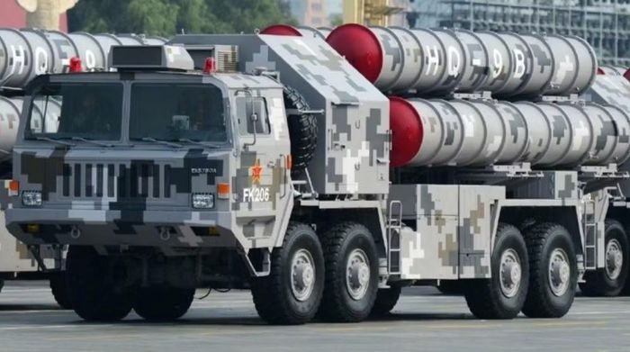 Trung Quốc đưa HQ-9 vào biên chế từ năm 2001 và đã xuất khẩu hệ thống này cho 5 quốc gia gồm Ai Cập, Azerbaijan, Pakistan, Turkmenistan và Uzbekistan.