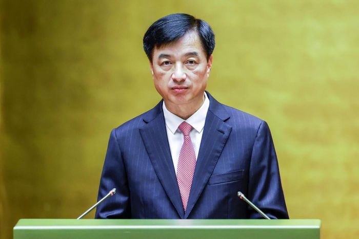 Trưởng Ban Tổ chức Trung ương Nguyễn Duy Ngọc trình bày Báo cáo tóm tắt sơ kết 1 năm vận hành mô hình tổ chức tổng thể của hệ thống chính trị, mô hình chính quyền 3 cấp. Ảnh: Quang Vinh