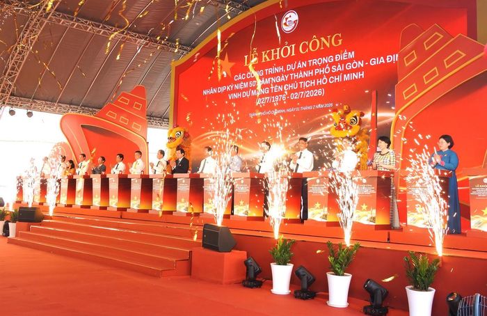 Các đại biểu bấm nút khởi công đồng loạt 8 dự án trọng điểm. Ảnh: Đ.Xá.