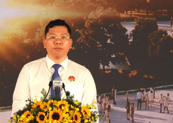 Ông Hoàng Nguyên Dinh phát biểu tại buổi lễ khai mạc. Ảnh: Đ.Xá.