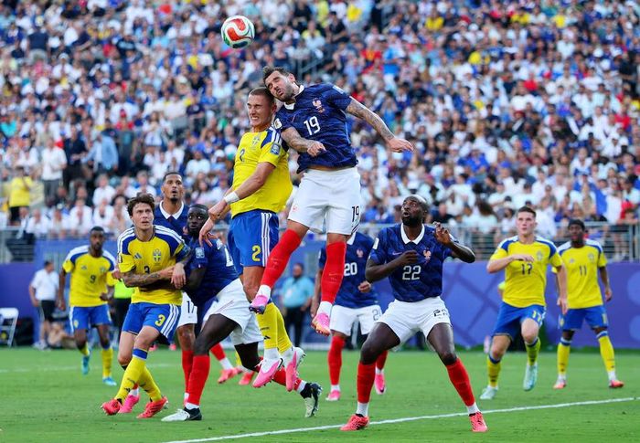 Theo Hernandez của Pháp tranh chấp bóng với Gustaf Lagerbielke của Thụy Điển. Nguồn: Reuters.