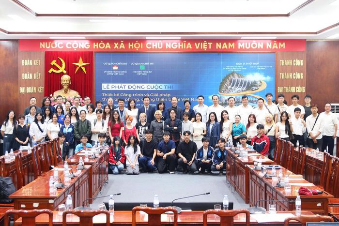 Phó Chủ tịch Cao Xuân Thạo và các đại biểu chụp ảnh lưu niệm tại Lễ phát động.