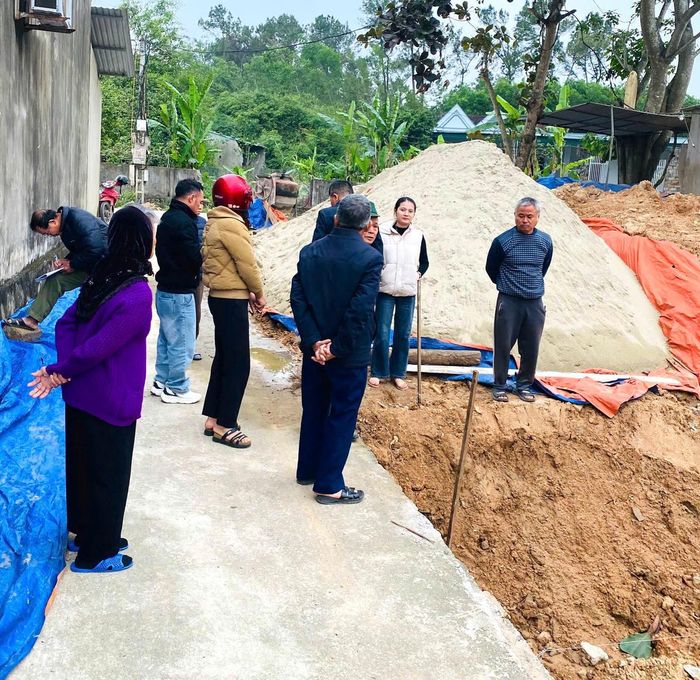 Tổ hòa giải xóm Thượng Sơn 3, xã Văn Hiến tiến hành hòa giải vụ tranh chấp lối đi xảy ra trên địa bàn. Ảnh: Điền Bắc