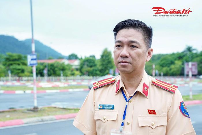 Trung tá Tạ Ngọc Khánh (Đội phó Đội Sát hạch, cấp giấy phép lái xe cơ giới đường bộ, Phòng CSGT Hà Nội) cho biết, việc triển khai quy trình sát hạch mới được thực hiện theo Thông tư số 108/2026/TT-BCA và quán triệt thực hiện nghiêm ý kiến chỉ đạo của lãnh đạo Cục CSGT về bảo đảm công tác sát hạch diễn ra công khai, minh bạch, đúng quy định, đồng thời tiếp tục nâng cao chất lượng người lái xe ngay từ khâu đào tạo và sát hạch.
