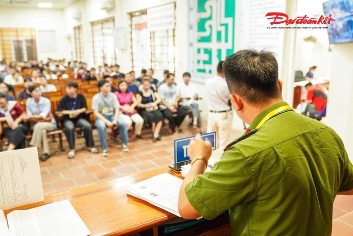 Thời gian tới, Phòng CSGT Công an TP Hà Nội sẽ tiếp tục phối hợp với các đơn vị liên quan theo dõi quá trình triển khai, kịp thời tháo gỡ khó khăn, đồng thời đẩy mạnh ứng dụng công nghệ thông tin trong quản lý, sát hạch và cấp giấy phép lái xe, hướng tới quy trình hiện đại, công khai, minh bạch, phục vụ người dân tốt hơn.