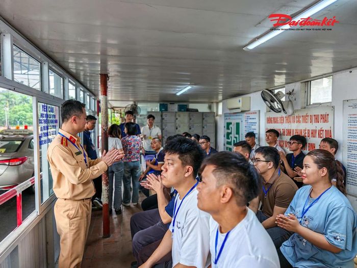 Ghi nhận tại điểm sát hạch của Trung tâm Giáo dục nghề nghiệp và Đào tạo lái xe, Trường Đại học Phòng cháy chữa cháy (xã Lương Sơn, tỉnh Phú Thọ), từ ngày 1/7, đông đảo học viên đã có mặt để hoàn tất các thủ tục tham gia kỳ sát hạch đầu tiên theo quy trình mới.