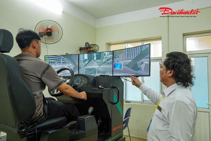 Ông Phạm Văn Hoành (Giám đốc Trung tâm giáo dục nghề nghiệp và đào tạo lái xe, Trường Đại học PCCC) cho biết, đơn vị đặc biệt chú trọng đánh giá năng lực thực tế của học viên thông qua phần thi lý thuyết và thực hành, bảo đảm mỗi người được cấp giấy phép lái xe đều có đủ kiến thức pháp luật, kỹ năng điều khiển phương tiện và ý thức chấp hành pháp luật khi tham gia giao thông.