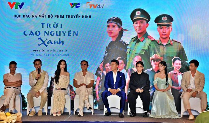 Ê-kíp và một số trong phim Trời cao nguyên xanh trao đổi tại họp báo.