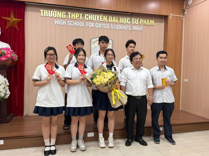 Thầy Trương Trọng Khánh tặng hoa chúc mừng học sinh có thành tích cao tại Kỳ thi tốt nghiệp THPT năm 2026. Ảnh: Nguyễn Hoài