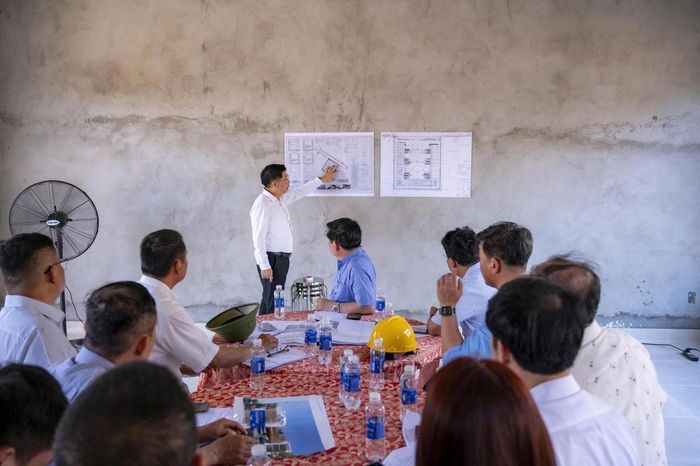 Ông Trương Thanh Dũng, Chủ tịch UBND phường Hòa Cường yêu cầu các đơn vị nhanh chóng tháo gỡ các vướng mắc phát sinh để đẩy nhanh tiến độ. Ảnh: Ngọc Nhã.