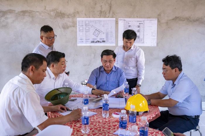Ông Hồ Thuyên, Bí thư Đảng ủy phường Hòa Cường yêu cầu điều chỉnh hạng mục để phù hợp công năng sử dụng thực tế. Ảnh: Ngọc Nhã.