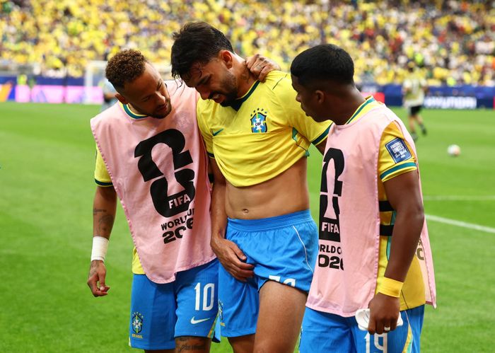 Paqueta (giữa) khả năng nghỉ hết World Cup. Ảnh: Reuters.