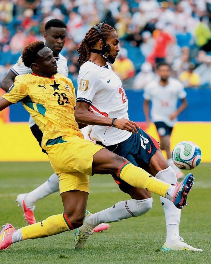 Dù bị gãy xương hàm, Djed Spence vẫn tiếp tục thi đấu tại World Cup với chiếc mặt nạ bảo hộ bằng sợi carbon. Thiết kế ôm trọn phần đầu và cổ gợi liên tưởng đến những bộ giáp trong phim khoa học viễn tưởng, trong khi phần chữ viết tắt tên cùng số áo được nhấn bằng tông vàng, biến món đồ bảo hộ y tế thành một phụ kiện đầy phong cách.