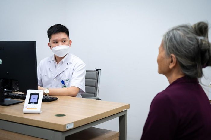  Từ ngày 1/7, nhiều quy định mới về BHYT tăng quyền lợi người dân khám chữa bệnh, đặc biệt khi khám trái tuyến và khám có chi phí thấp. Ảnh: Đinh Hà. 