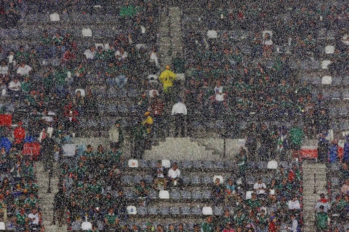 Mưa lớn trên sân Azteca. 
