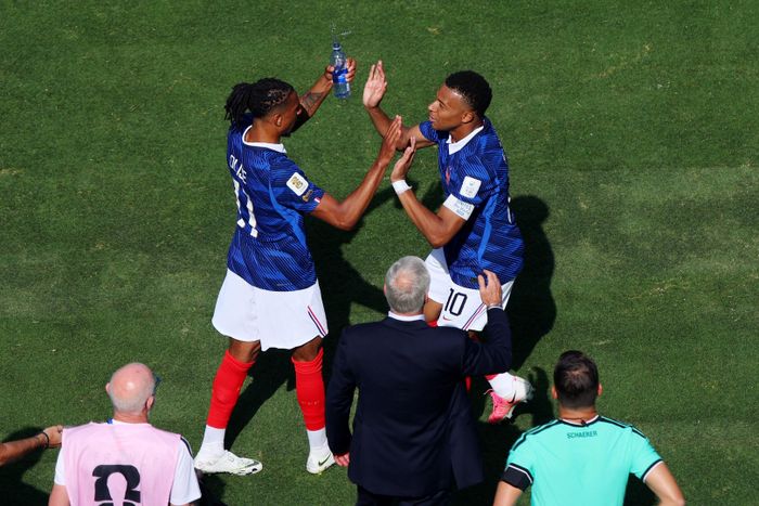  Olise và Mbappe kết hợp ăn ý. Ảnh: Reuters. 