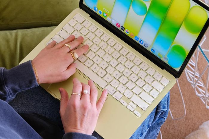 Đợt tăng giá khiến bài toán nâng cấp thiết bị Apple trở nên khó hơn: chờ giá giảm hay chốt mua ngay? Ảnh: Bloomberg.