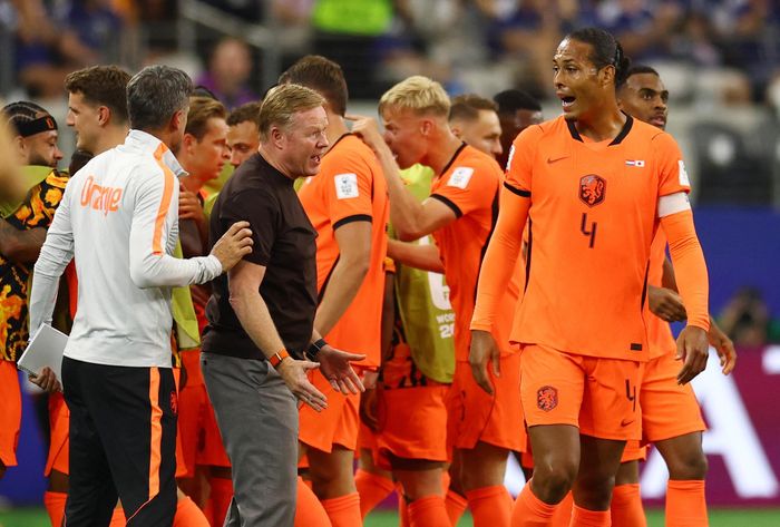  HLV Koeman và đội trưởng Van Dijk đều hứng chỉ trích. Ảnh: Reuters. 