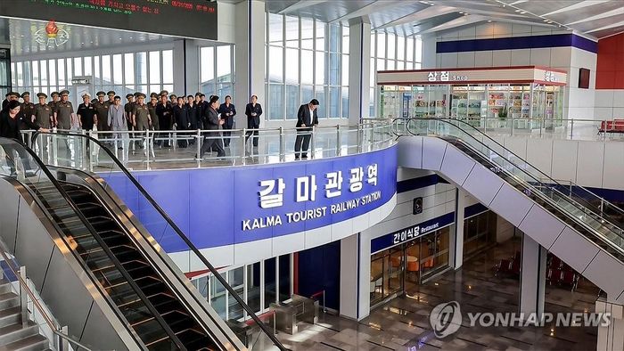  Lãnh đạo Kim Jong-un thị sát nhà ga đường sắt du lịch Kalma ngày 24/6. Ảnh: Yonhap. 