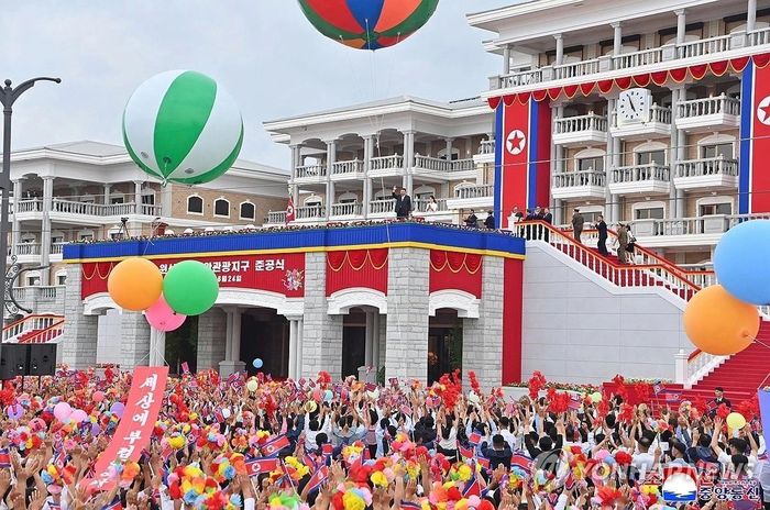  Lễ khánh thành khu nghỉ dưỡng Wonsan Kalma được tổ chức trọng thể với sự tham dự của nhà lãnh đạo Kim Jong-un, phu nhân Ri Sol-ju và con gái Kim Joo-ae, ngày 20/6/2025. Ảnh: Yonhap. 